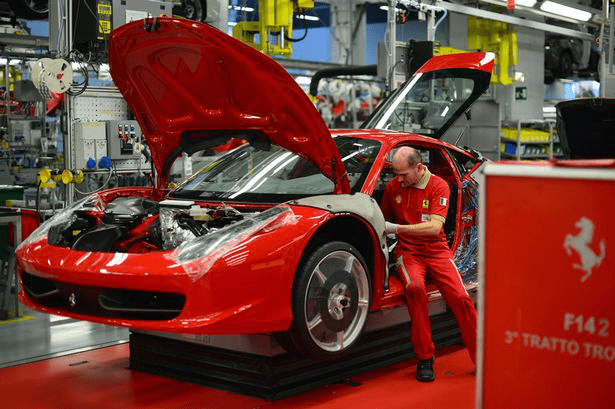 Ferrari (NYSE: RACE) inwestuje w swoich pracowników